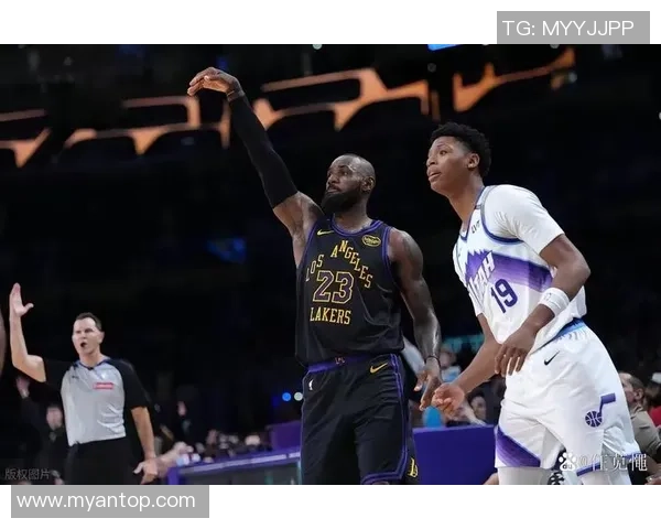 犹他爵士与洛杉矶湖人激战正酣谁能在NBA赛场上笑到最后