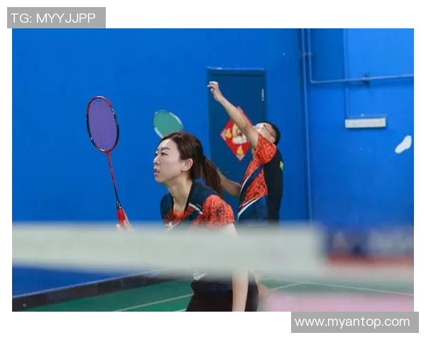 羽毛球赛场激战正酣青岛队迎战湖南队争夺胜利荣耀